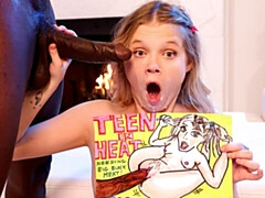 18 ans, Gros cul, Grosse bite, Sucer une bite, En levrette, Seins naturels, Adolescente, Nénés