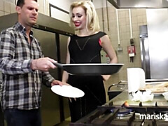 Grosser arsch, Grosser schwanz, Grosse titten, Blondine, Blasen, Hundestellung, Kurzes haar, Titten