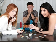 Slaapkamer, Grote lul, Pijpbeurt, Hondjeshouding, 1 man 2 vrouwen, Natuurlijke tieten, Tiener, Tieten likken