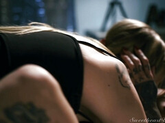 Dormitorio, Tetas grandes, Rubia, Jeans, Besar, Lesbiana, Perforación, Coño