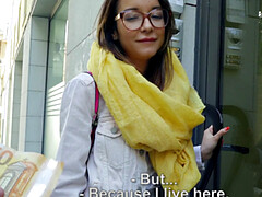 Braunhaarige, Hundestellung, Brille, Im freien, Höschen, Muschi, Rock, Unter dem rock