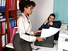 Grosse bite, Sucer une bite, En levrette, Noir ébène, Interracial, Bureau, Adolescente, Nénés