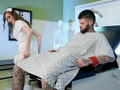 Sucer une bite, Brunette brune, Bâillonner, Branlette thaïlandaise, Talons, Infirmière, Tatouage, Uniforme