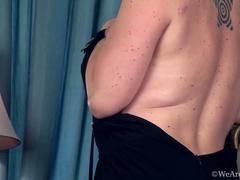 お尻, 茶髪の, 毛深い, 下着, ふっくら乳首, ストッキング, タトゥー, スカートのぞき