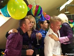Vestidas, Casero, Lesbiana, Fiesta, Orinar, Ducha, Medias largas, Intercambio de parejas