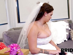 Belle grosse femme bgf, Gros cul, Gros seins, Brunette brune, Couple, Cocu, Tatouage, Nénés