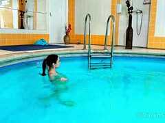 18 jahre, Tussi, Braunhaarige, Aufs gesicht abspritzen, Lecken, Pool, Jungendliche (18+), Titten