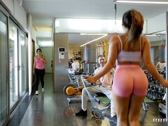 Gros cul, Sucer une bite, Brunette brune, Plantureuse, Gym, Hard, Actrice du porno, Serré