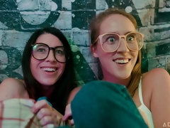 Жопа, Пальцем, Поцелуи, Лесбиянка, Мастурбация, Киски, Стриптизерша, Втроем