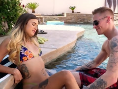 Tussi, Grosser schwanz, Grosse titten, Spermaladung, Latina, Natürlichen titten, Pool, Jungendliche (18+)