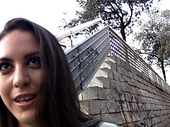 Sucer une bite, Brunette brune, En levrette, Innocente, Seins naturels, De plein air, Public, Espagnole