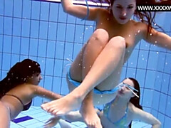 Cuarto de baño, Rubia, Fetiche, Piscina, Público, Adolescente, Trio, Bajo el agua