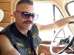 Mamada, Morena, Coche, Estilo perrito, Pequeña, Afeitado, Flaco, Tetas