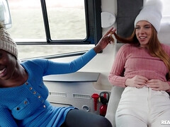 Большие сиськи, Минет, Член, Межрасовый секс, Лизание, Натуральные сиськи, Киски, Втроем