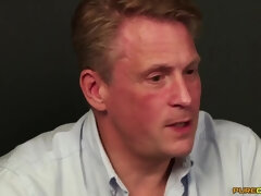 Lieveling, Pijpbeurt, Rondborstig, Naakte man aangeklede vrouw, Dominante vrouw, Handbeurt, Hardcore, Lesbisch