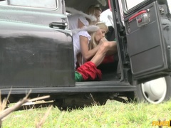 Voiture, Gode, Faciale, 2 femmes 1 homme, Doigter, Pov, Plan cul à trois, Jouets