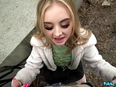 Grote kont, Grote lul, Blond, Pijpbeurt, Geld, Natuurlijke tieten, Openbaar, Tiener