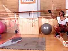 Grote mammen, Brits, Vrouw, Sportzaal, Interraciaal, Alleen, Tieten likken, Speelgoed