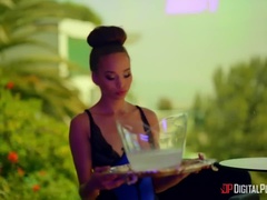 Lécher le cul, Pieds, Fille latino, Lesbienne, De plein air, Piscine, Réalité, Nénés