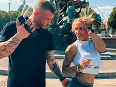 Grote mammen, Blond, Pijpbeurt, Hondjeshouding, Gezichtspunt, Kort haar, Strippen, Tatoeage