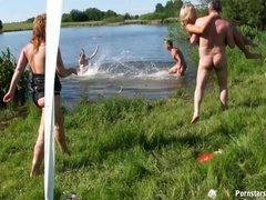 Vestidas, Comida, Casero, Lesbiana, Al aire libre, Fiesta, Público, Intercambio de parejas