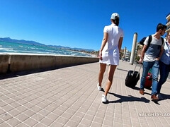 Tetona, Madres para coger, Mamá, Al aire libre, Público, Solo, Tetas, Bajo la falda