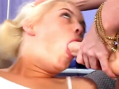 Baby sitter, Blonde, Tir de sperme, En levrette, Double pénétration, Doigter, Poilue, Avaler