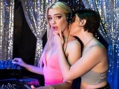 69, 指いじり, キス, レズビアン, なめる, オナニー, ストリッピング, ティーン