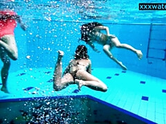 Bikini, Braunhaarige, Fetisch, Lesbisch, Nudist, Öffentlich, Erotischer film, Jungendliche (18+)