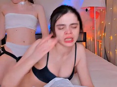 Leie, In den arsch, Tussi, Braunhaarige, Hardcore, Lesbisch, Strapon, Titten