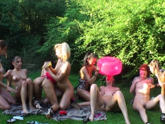 Blondine, Braunhaarige, Gruppe, Hd, Lesbisch, Masturbation, Im freien, Jungendliche (18+)