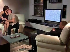 Arsch, Braunhaarige, Klassisch, Natürlich, Nippel, Strümpfe, Flotter dreier, Titten