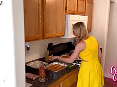 Blond, Hondjeshouding, Gezin, Brillen, Ondergoed, Moeder, Rijden, Zoon