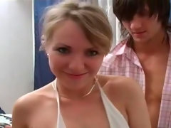 Cul, Blonde, En levrette, Double pénétration, Homme homme femme, Rasée, Adolescente, Plan cul à trois