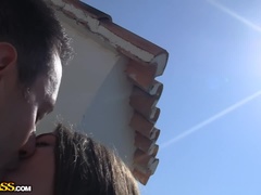 Brunette brune, Léchez, De plein air, Piercing