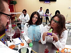 Grosser arsch, Grosser schwanz, Blasen, Hundestellung, Frau frau mann, Natürlichen titten, Jungendliche (18+), Titten