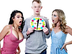 Gros cul, Grosse bite, Gros seins, Sucer une bite, En levrette, 2 femmes 1 homme, Maigrichonne, Adolescente