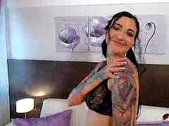 Tattooed, smooth-shaven, alterotic