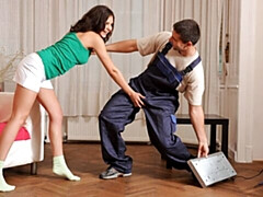 18 ans, Grosse bite, Sucer une bite, Brunette brune, En levrette, Seins naturels, Adolescente, Nénés