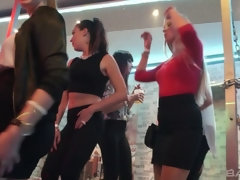 Braunhaarige, Europäisch, Aufs gesicht abspritzen, Gruppe, Interrassisch, Lingerie, Realität, Tätowierung