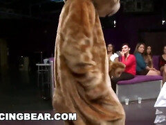 デカパイ, 着衣女と全裸男, クラブ, ダンス, 面白, ハードコア, オージー, オッパイの