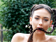 Brunette brune, Doigter, Masturbation, De plein air, Petite femme, Solo, Nénés