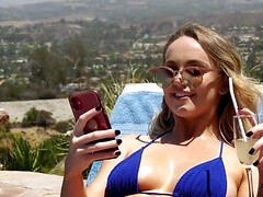 Blonde, En gros plan de très près, Hard, Talons, Interracial, Petite femme, Piscine, Nénés