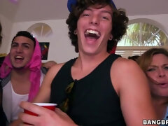 Asiático, Rubia, Residencia universitaria, Grupo, Pezones, Estrella porno, Público, Tetas