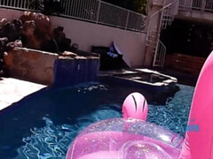 Brunette brune, Petite amie, De plein air, Piscine, Pov, Fumer, Nénés, Mouillée