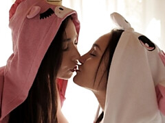 Culo grande, Tetas grandes, Penetracion con dedos, Besar, Lamidas, Lencería, Masturbación, Afeitado