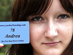 18 jaar, Pijpbeurt, Bruinharig, Hondjeshouding, Natuurlijke tieten, Kort haar, Tiener, Tieten likken