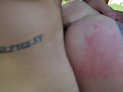 Anal, Tetas grandes, Morena, Penetracion con dedos, Sexo duro, Al aire libre, Tatuaje, Trio