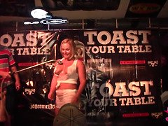 Leie, Geile alte tussi, Milf, Nackt, Im freien, Party, Öffentlich, Sich ausziehen