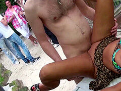 Mutter fickt mit dem Nachbars Jungen auf der Gartenparty